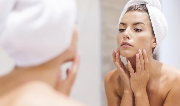 經(jīng)常用維e擦臉對皮膚好嗎？這4個影響你要知道